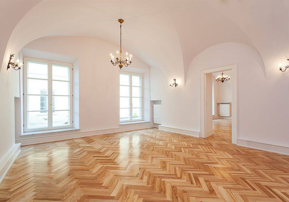 Renoviertes Zimmer mit neuem Parkett-Boden