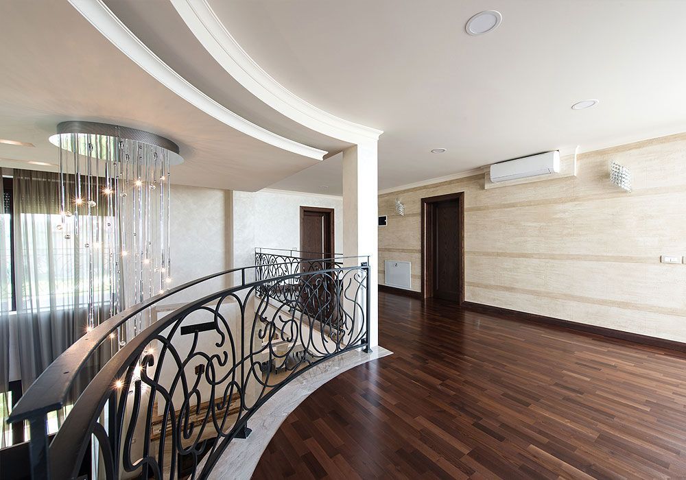 dunkler Bodenbelag im Eingangsbereich